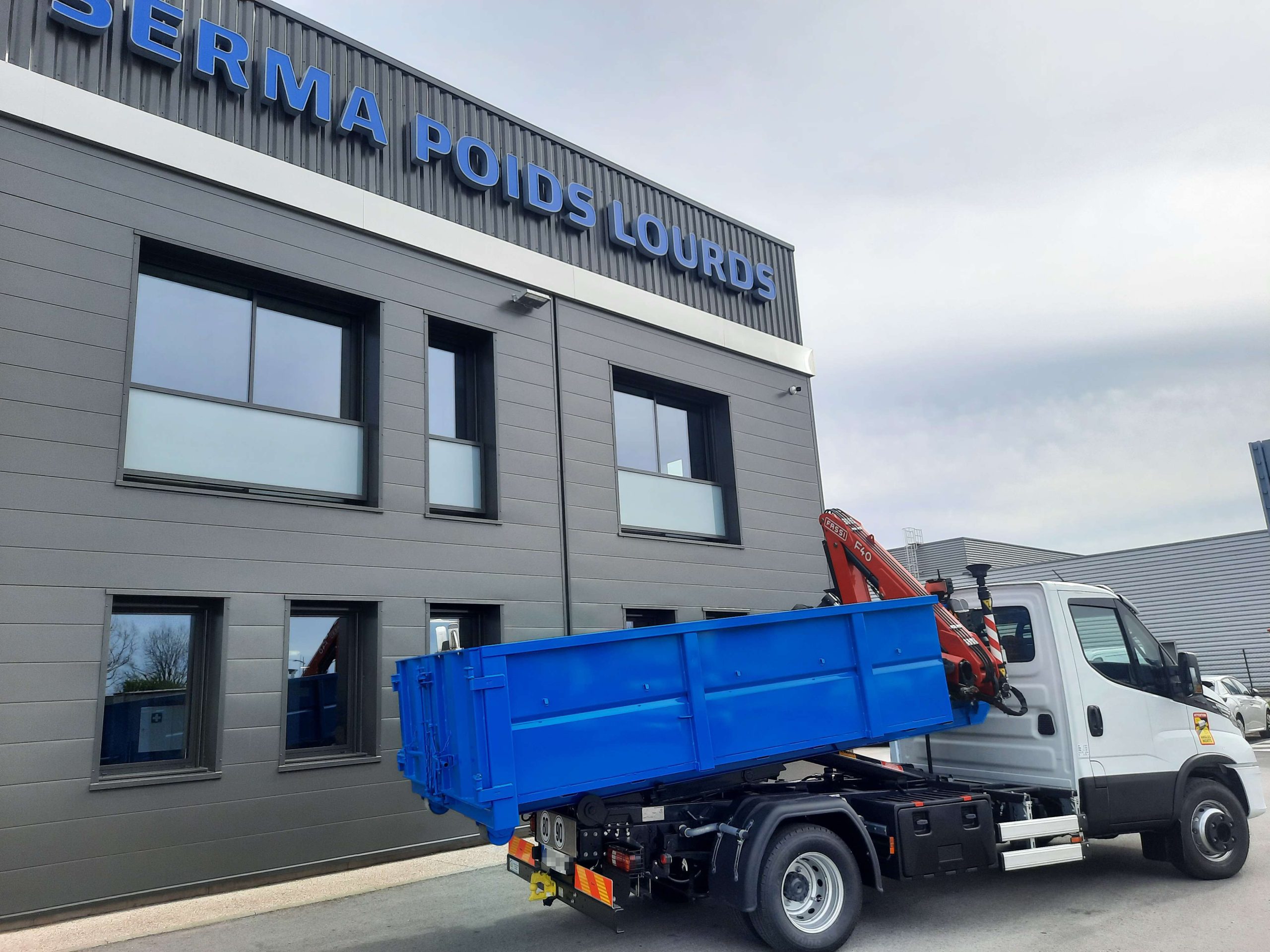 Photo de l'IVECO Daily de l'entreprise BFM Récupération de profil. La carrosserie est apparente